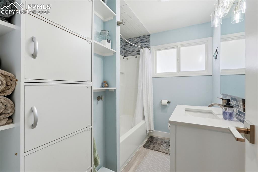 Image 16 of 49: Bathroom