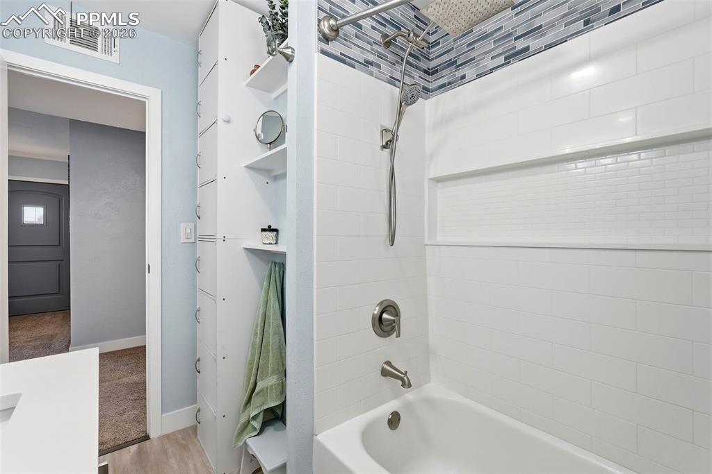 Image 17 of 49: Bathroom