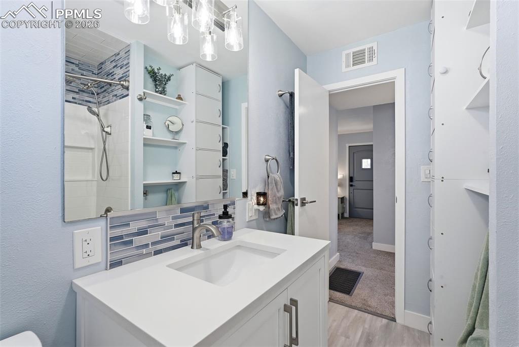 Image 18 of 49: Bathroom