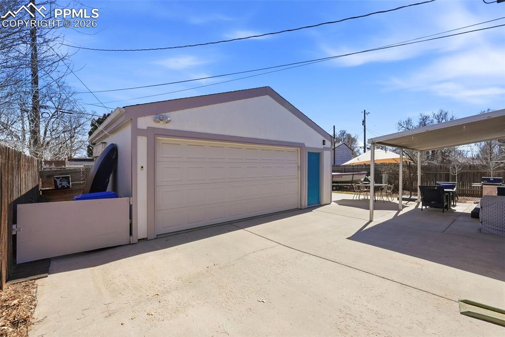 Image 32 of 49: Garage