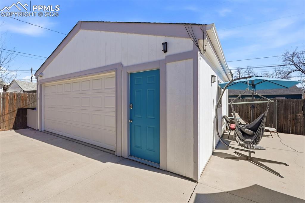 Image 35 of 49: Garage