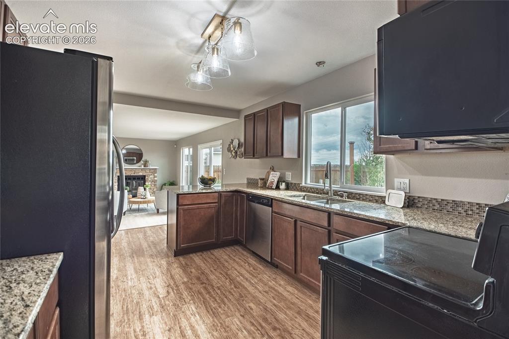 Image 11 of 44: Kitchen