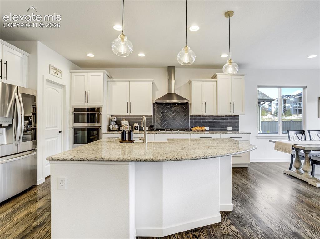 Image 18 of 50: Kitchen