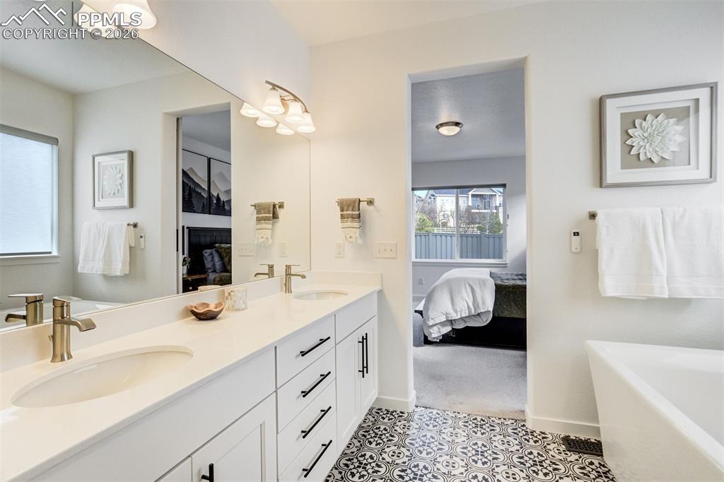 Image 23 of 46: Living Room