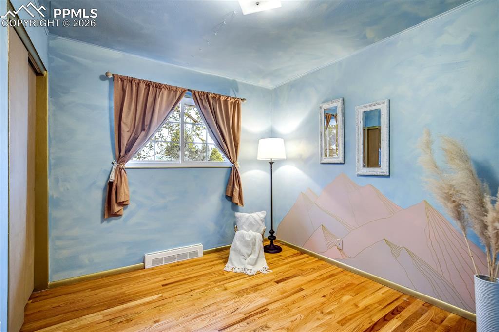 Image 18 of 41: Bedroom