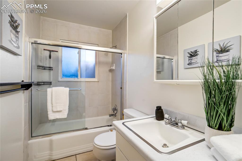 Image 21 of 41: Bedroom