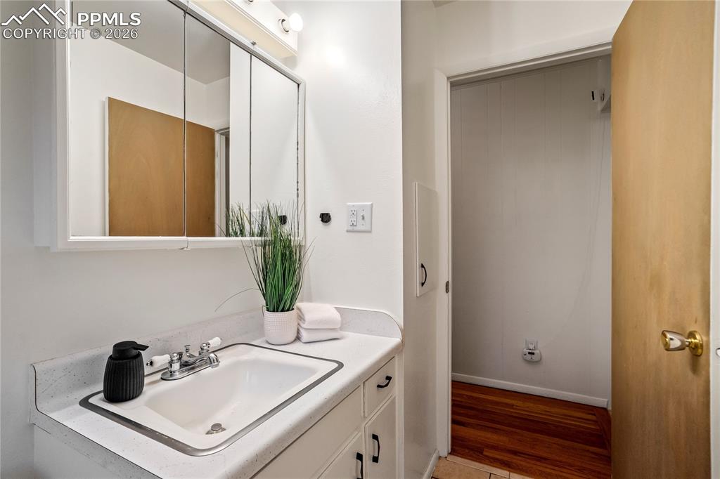 Image 22 of 41: Upper level full bath