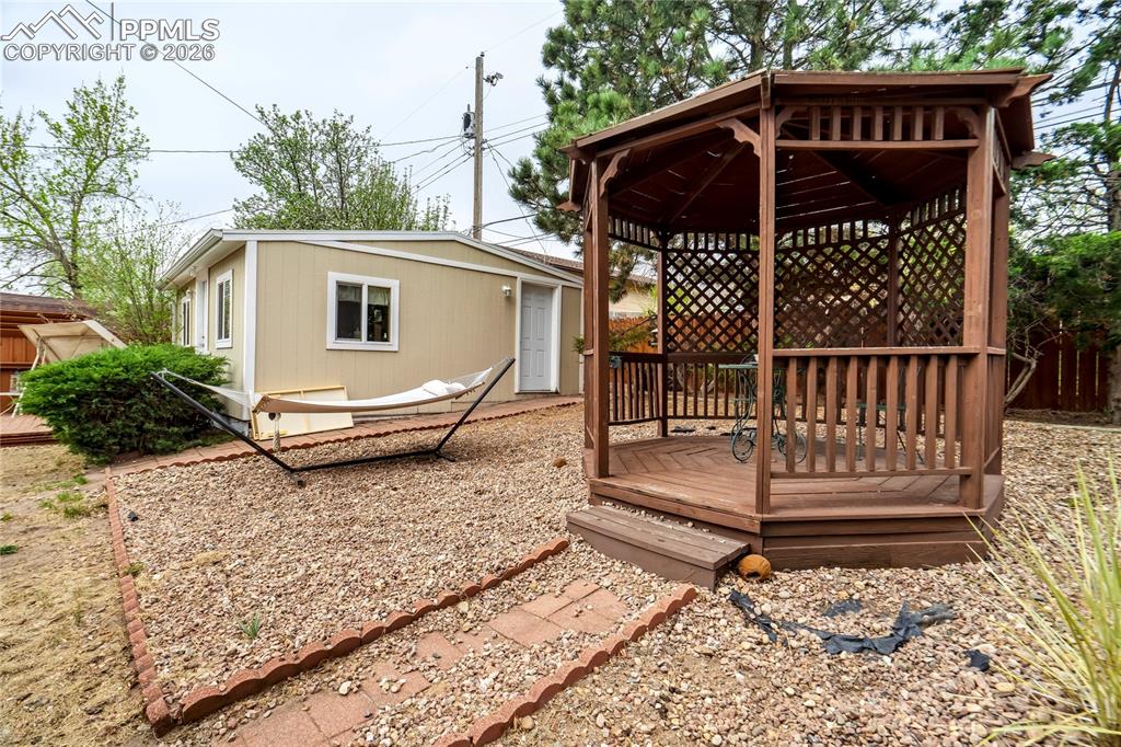 Image 38 of 41: Yard