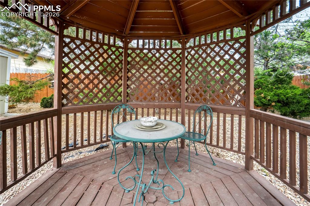 Image 39 of 41: Yard