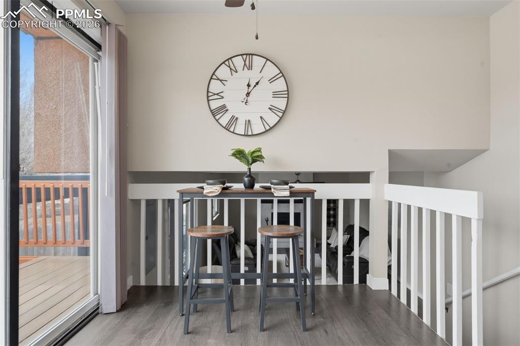 Image 18 of 50: Eat-in kitchen area