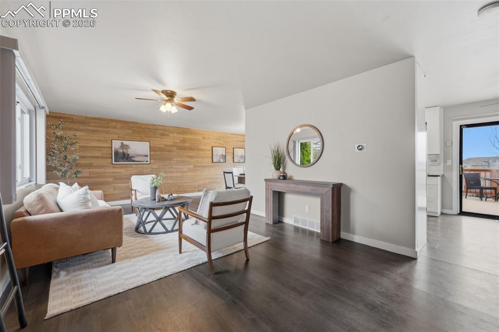 Image 4 of 50: Living room wide