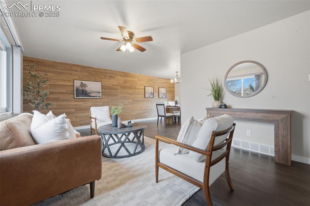 Image 5 of 50: Living room alternate