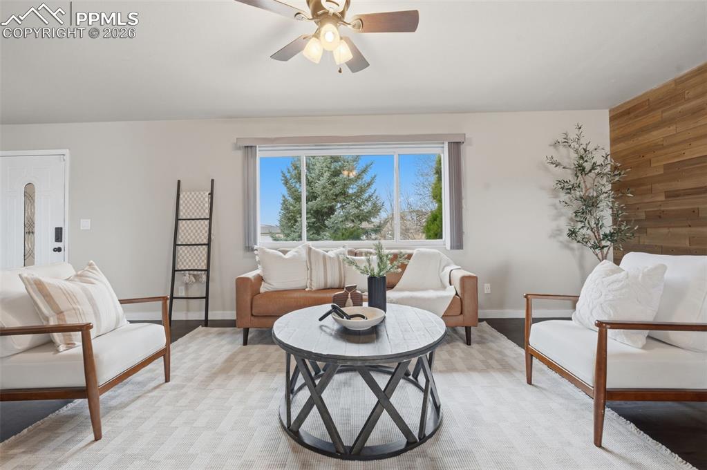 Image 6 of 50: Living room bay window