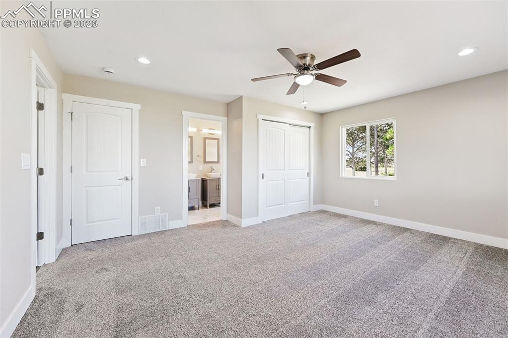 Image 34 of 45: Bedroom