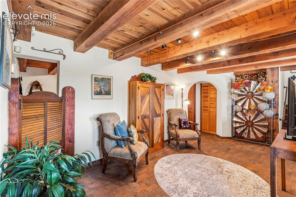 Image 14 of 38: Sitting Room