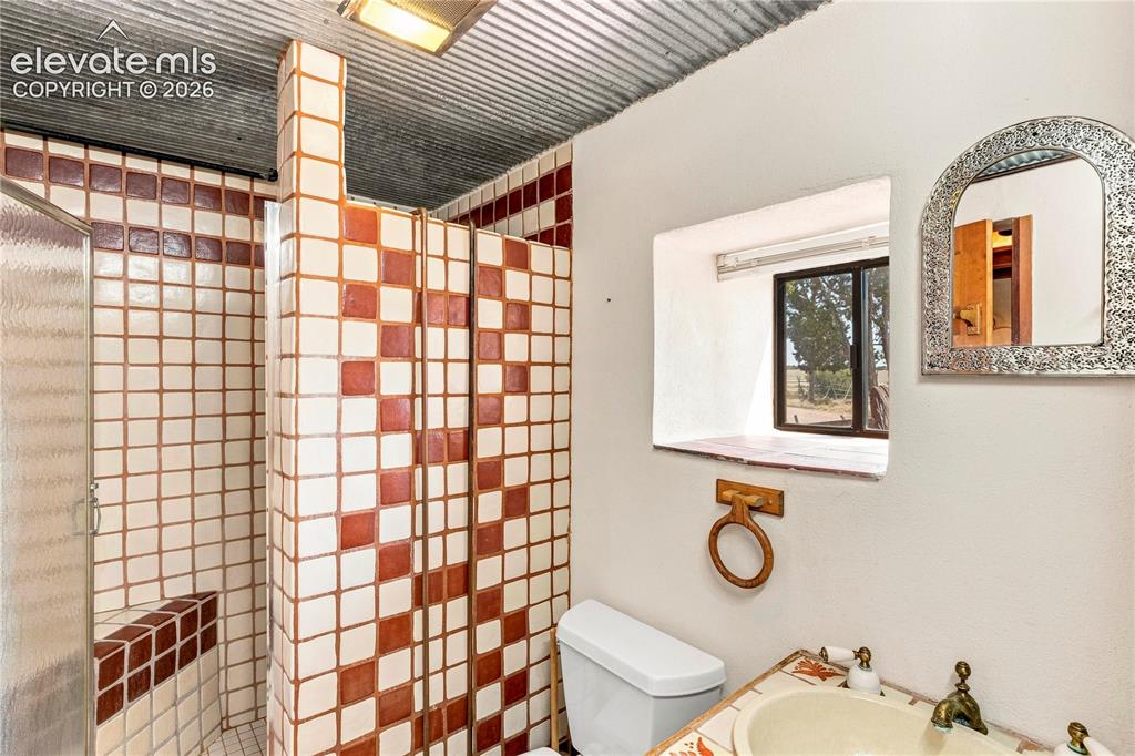 Image 18 of 38: Bathroom