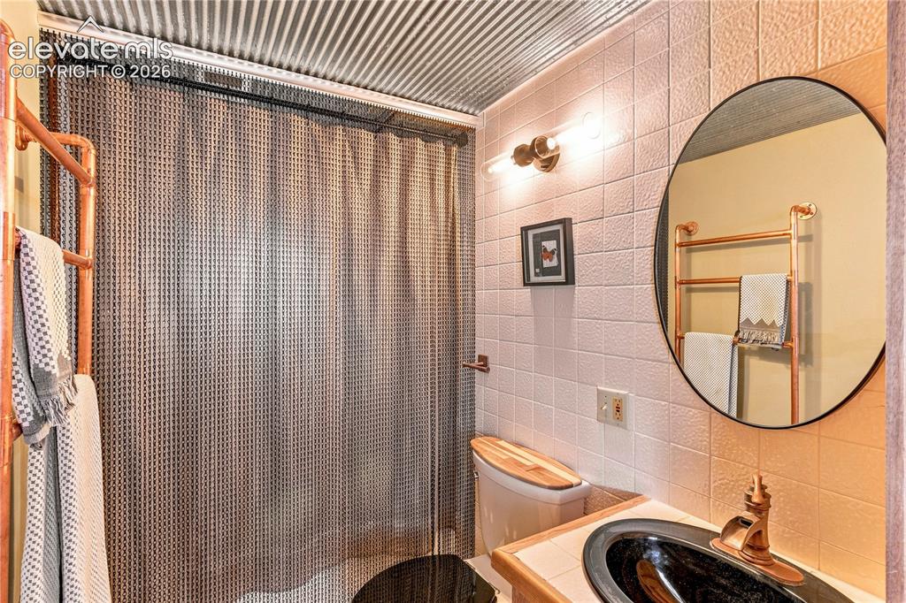 Image 19 of 38: Bathroom