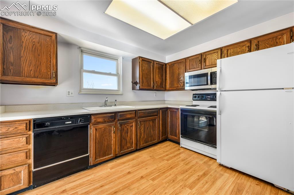 Image 10 of 50: Kitchen