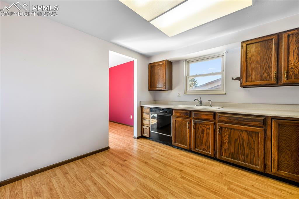 Image 11 of 50: Kitchen