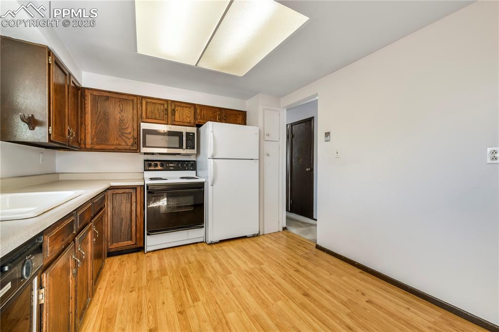 Image 12 of 50: Kitchen