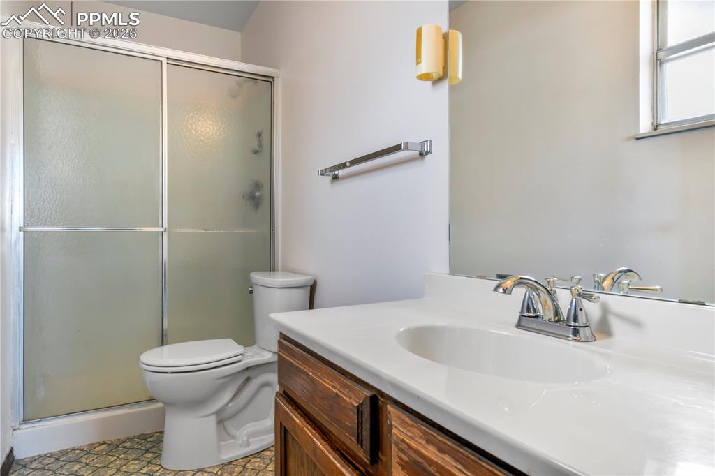 Image 16 of 50: Bathroom