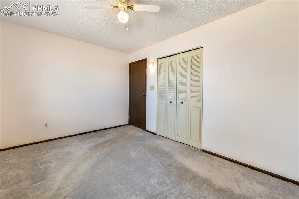 Image 17 of 50: Bedroom