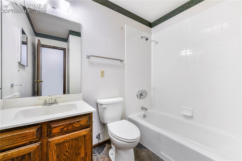 Image 21 of 50: Bathroom