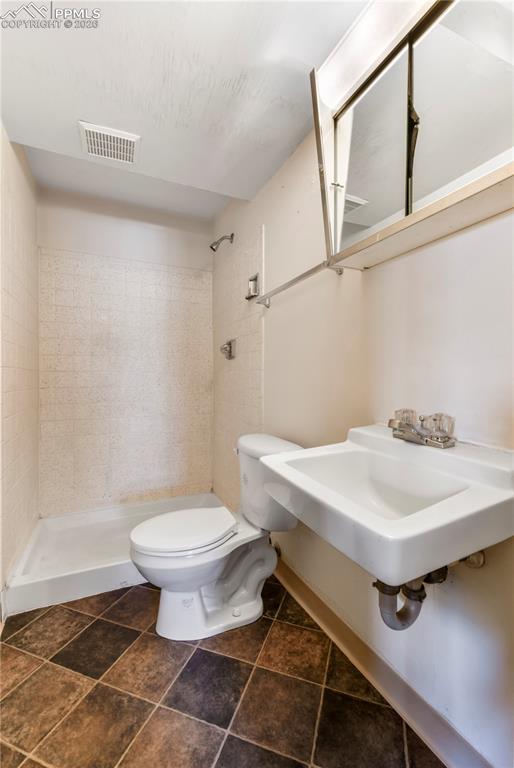 Image 29 of 50: Bathroom