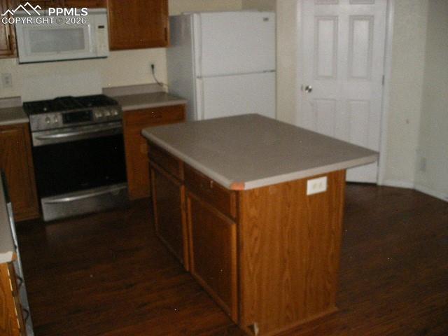 Image 25 of 45: Kitchen