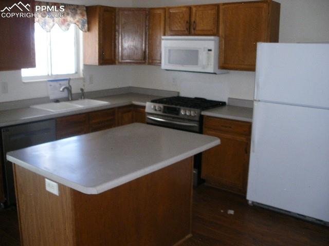 Image 28 of 45: Kitchen