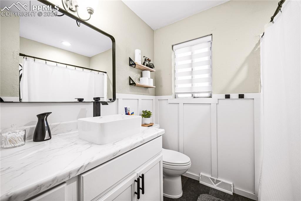 Image 13 of 22: Bathroom