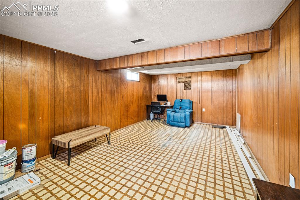 Image 15 of 22: Sitting Room