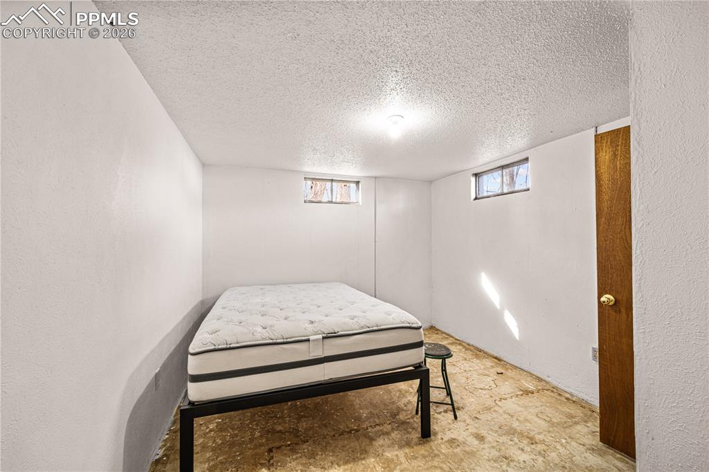 Image 18 of 22: Bedroom