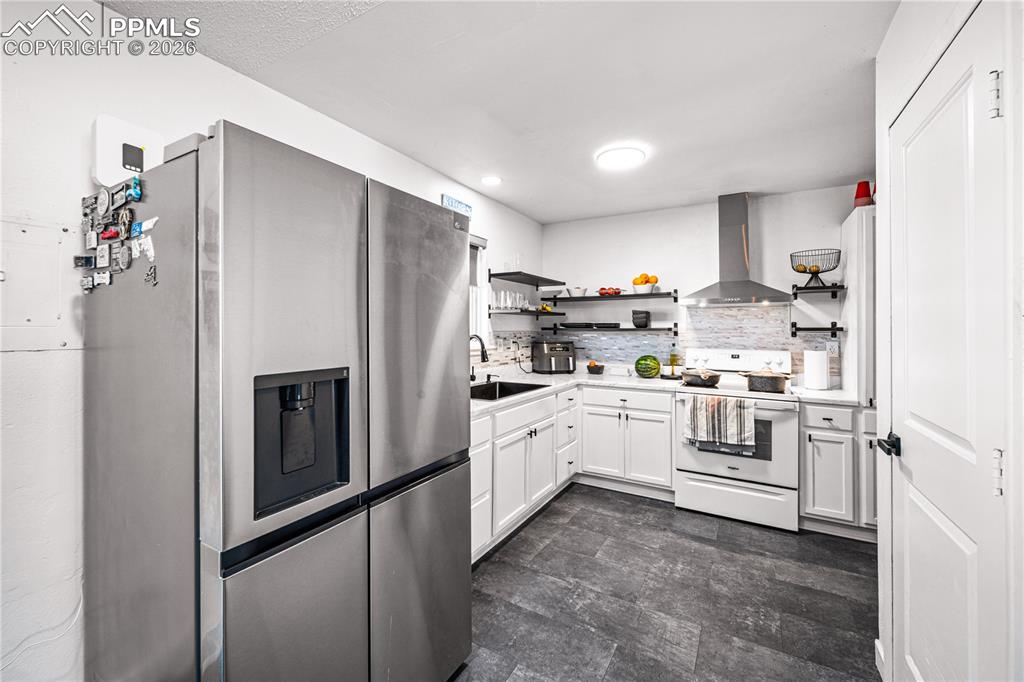 Image 6 of 22: Kitchen