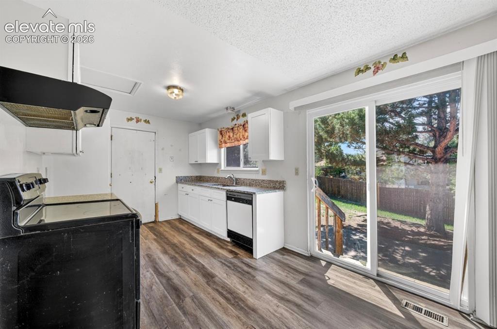 Image 10 of 30: Kitchen