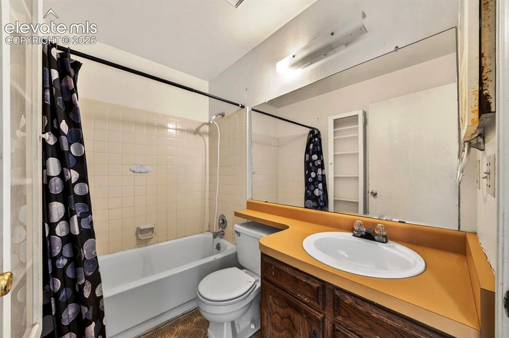 Image 17 of 30: Full bath upper level