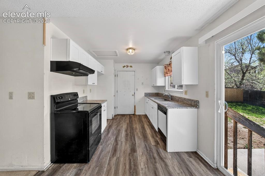 Image 6 of 30: Kitchen