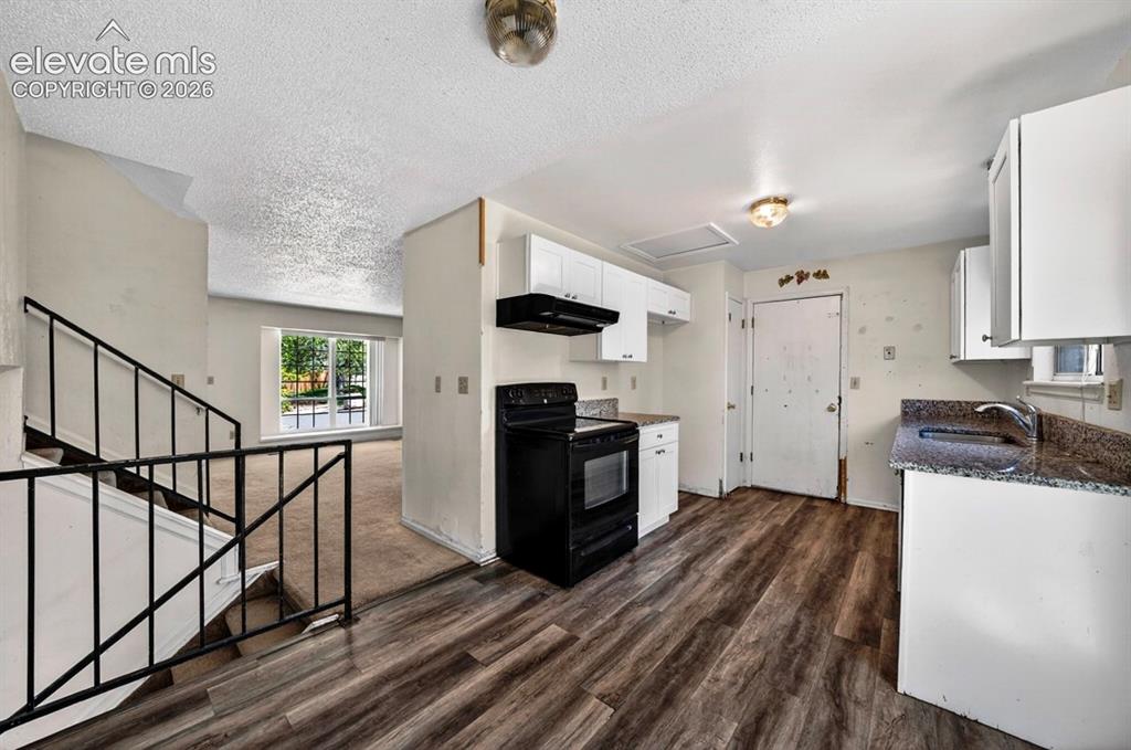 Image 7 of 30: Kitchen