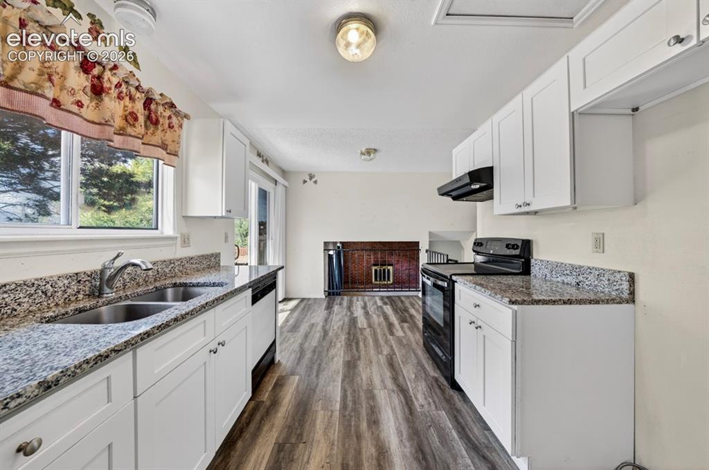 Image 8 of 30: Kitchen