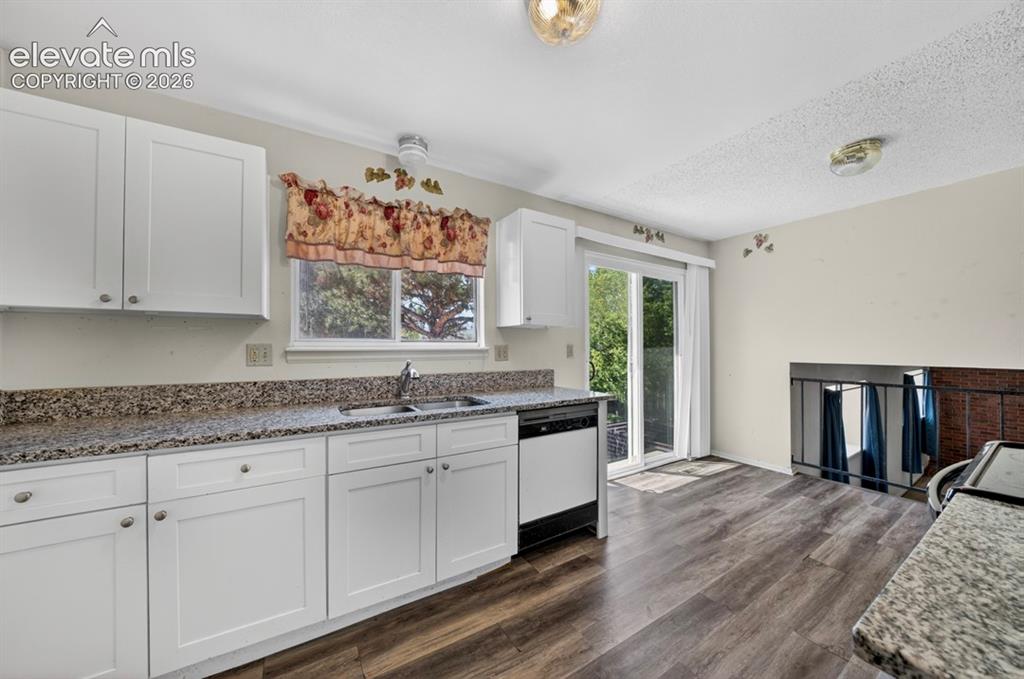 Image 9 of 30: Kitchen