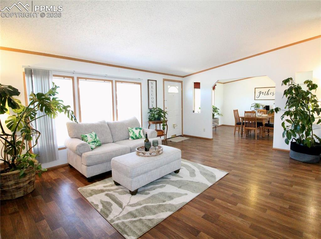 Image 7 of 44: Bright & open with decorative arches