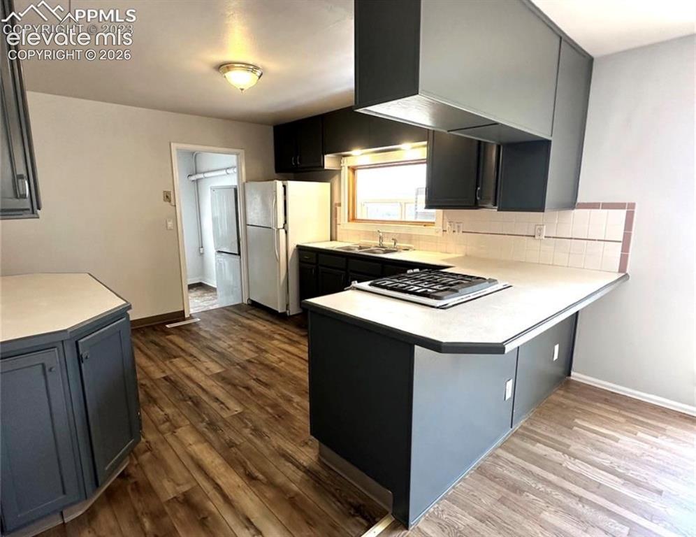 Image 10 of 30: Kitchen