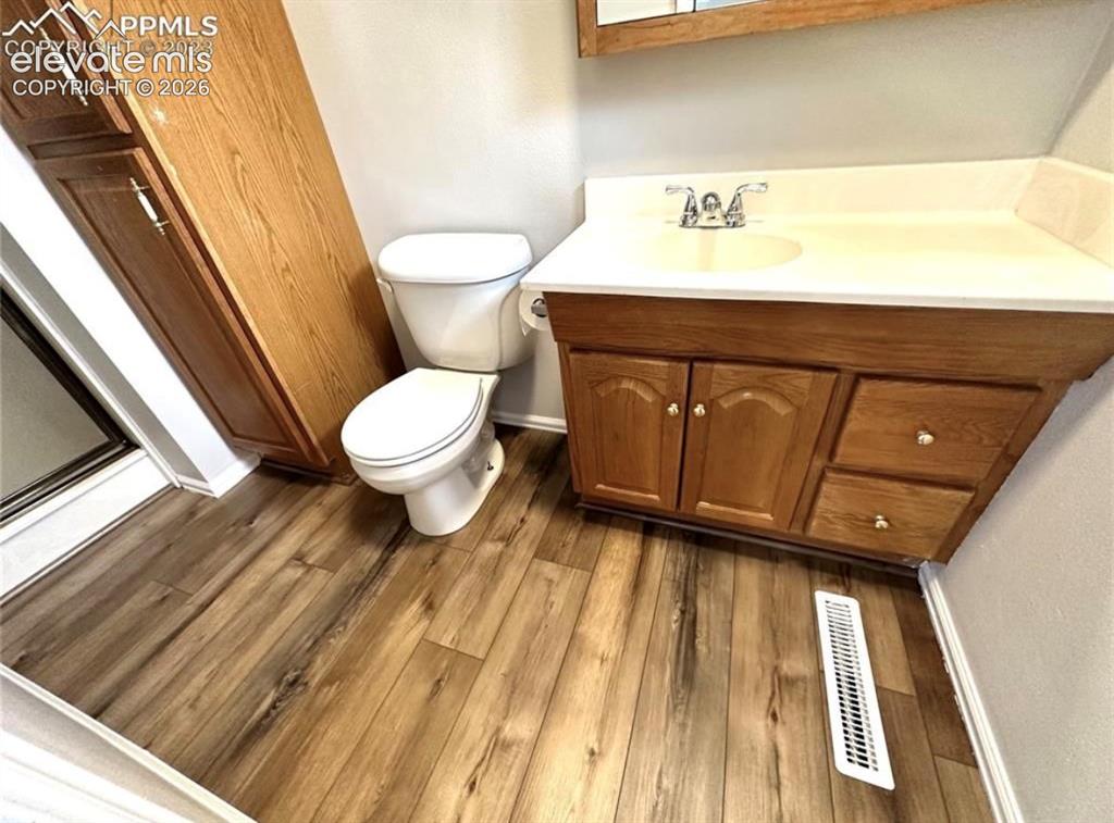 Image 15 of 30: Bathroom