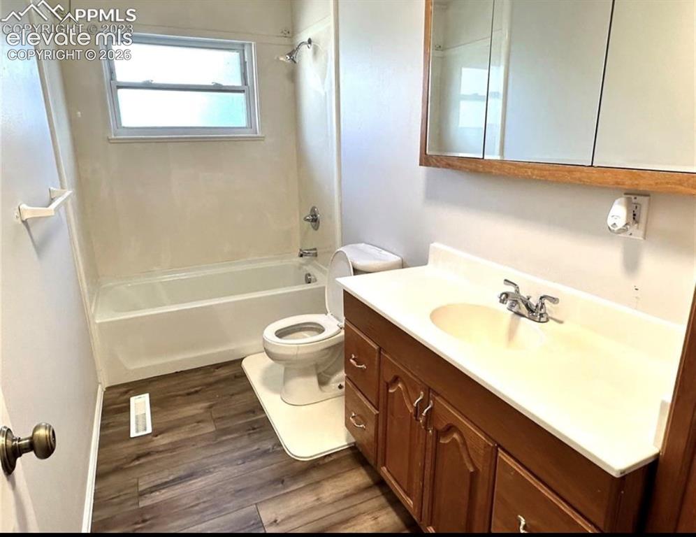 Image 19 of 30: Bathroom