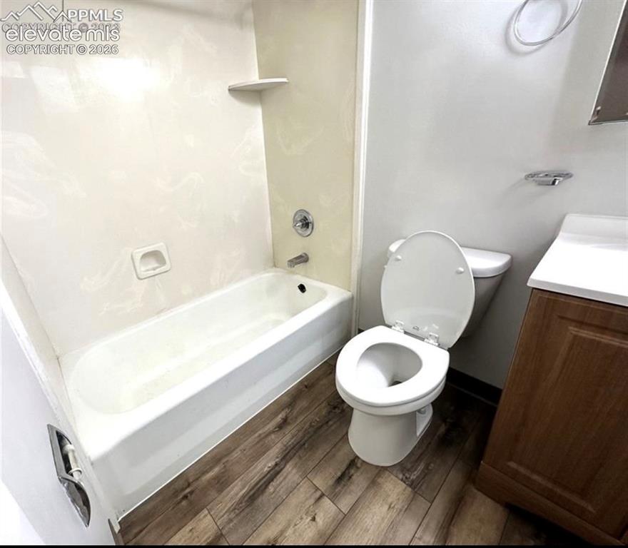 Image 22 of 30: Bathroom
