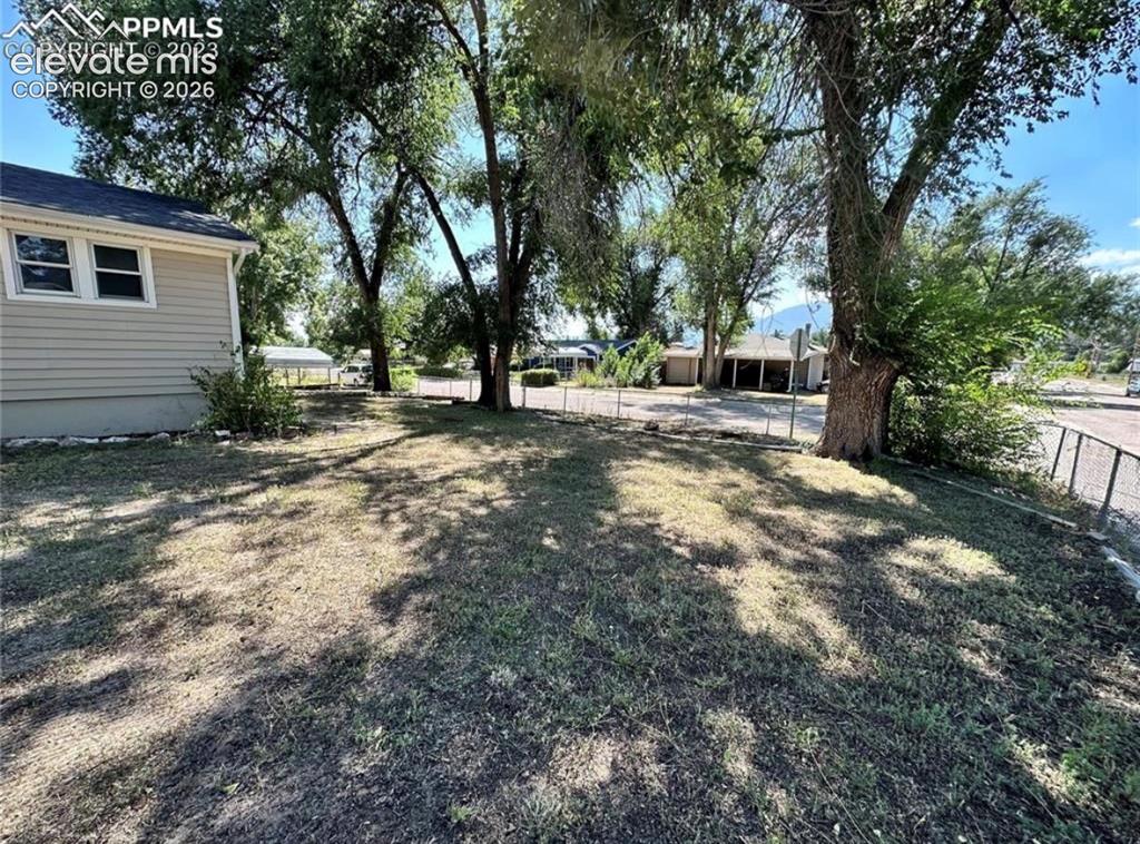 Image 3 of 30: Yard
