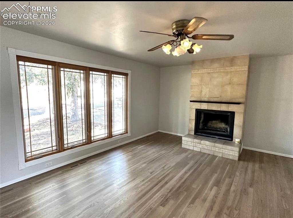 Image 5 of 30: Living Room
