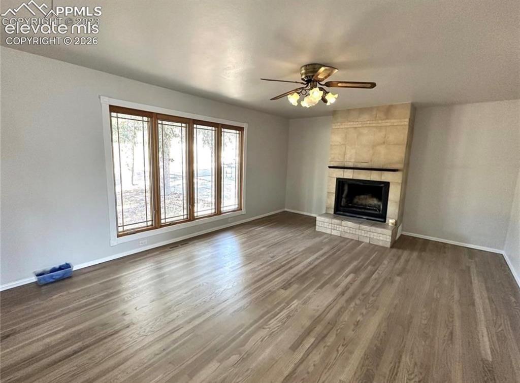 Image 6 of 30: Living Room