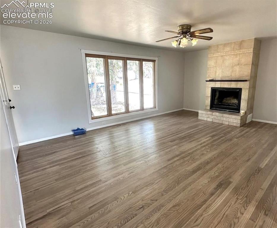 Image 7 of 30: Living Room
