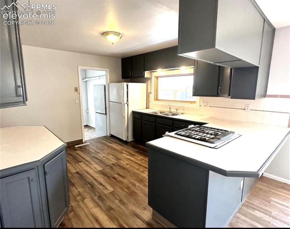 Image 9 of 30: Kitchen